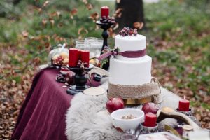 Stilvolle Wald Hochzeit In Herbstlichem Rot Von Jane Weber