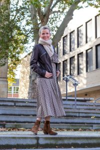 Women2Style 50 Plus Kleid Herbstoutfit Lederjacke
