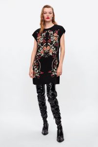 Zara  Sale  Kleid Mit Gummiertem Print  Kleider Für