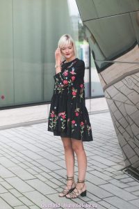 Zierlich Schwarzes Kleid Mit Blumen Zara Zara Kleid