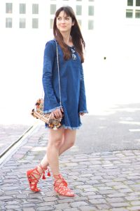 Outfit Fransen Jeanskleid Lace Up Sandalen Orange Und